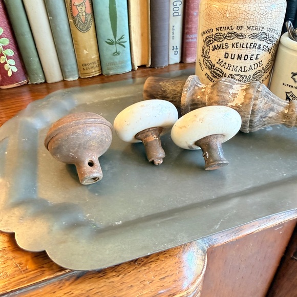 Antique Porcelain and Brass Door Knobs - Picture 7 of 14